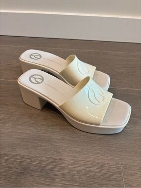 Wishbone Leslie block heel size 6
